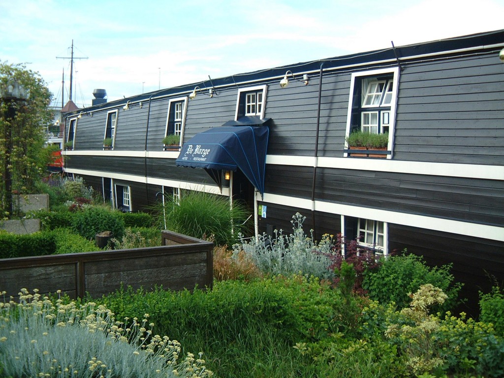 de-barge-boat-brugge-hajohotel-hajozashu