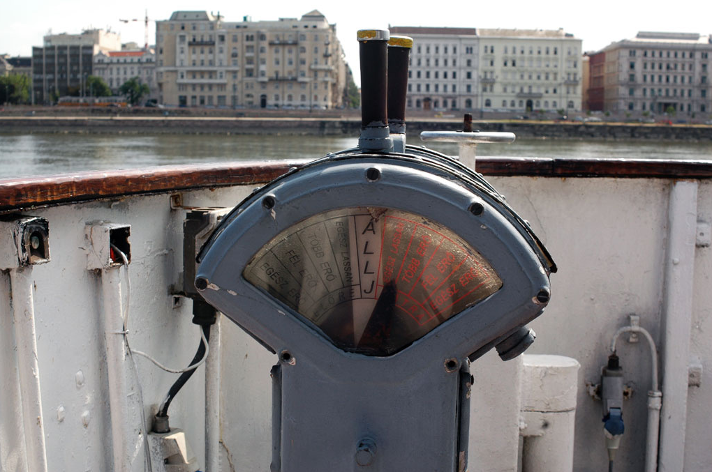 vezerlo-sopron-zuhatagi-tigris-vontatohajo-duna-hajovontatas-teherhajo-budapest-hajozashu