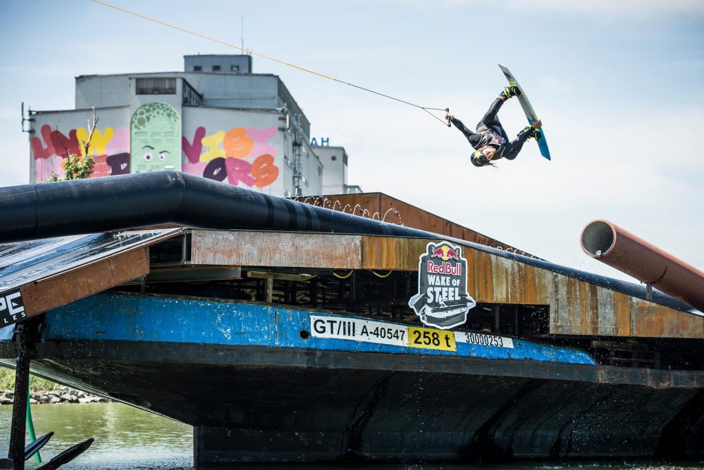 red-bull-wake-of-steel-2016-hajoroncs-wakeboard-palya-redbull-hajozashu