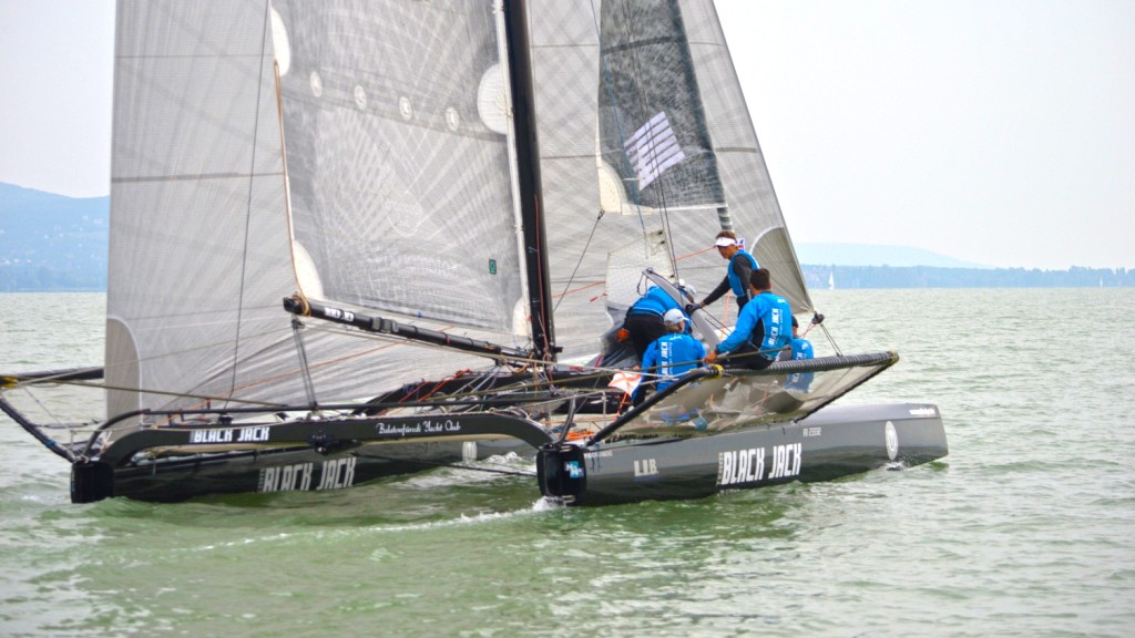 szureti-regatta-team-black-jack-catamaran-sailing-vitorlazas-balaton-hajozashu