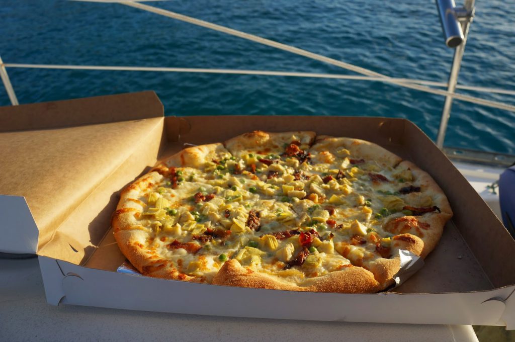 pizza-alommunka-vitorlas-hajo-karib-tenger-pizzafutar-etelrendeles-balaton-vitorlazas-hajozashu4