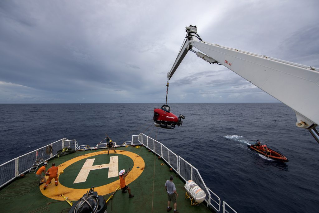 Submarine Dive Launch in the Amazon Preparos Para o Mergulho do Submarino
