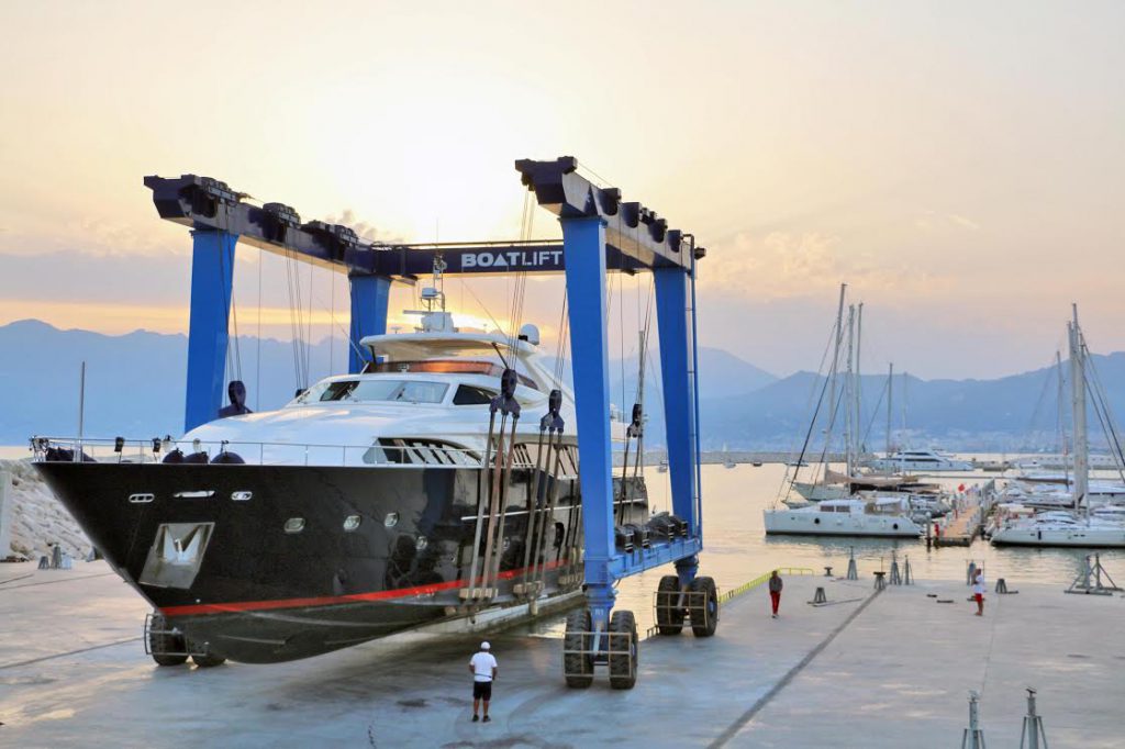 marina-darechi-amalfi-part-olaszorszag-1000-kikoto-hely-legnagyobb-luxusjacht-superyacht-hajozashu-daru
