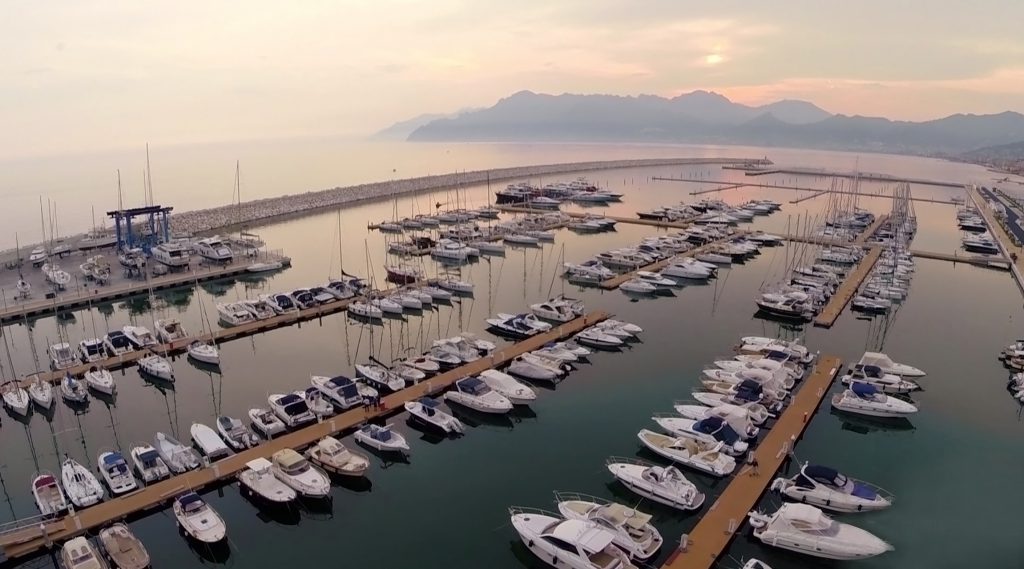 marina-darechi-amalfi-part-olaszorszag-1000-kikoto-hely-legnagyobb-luxusjacht-superyacht-hajozashu-este