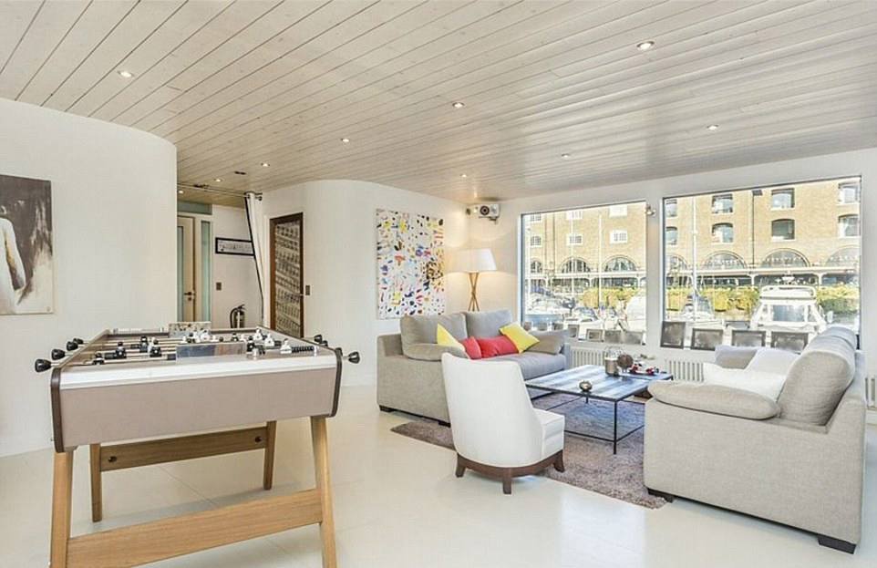 matrix-island-lakohajo-london-st-katherine-dock-hajozashu-csocso