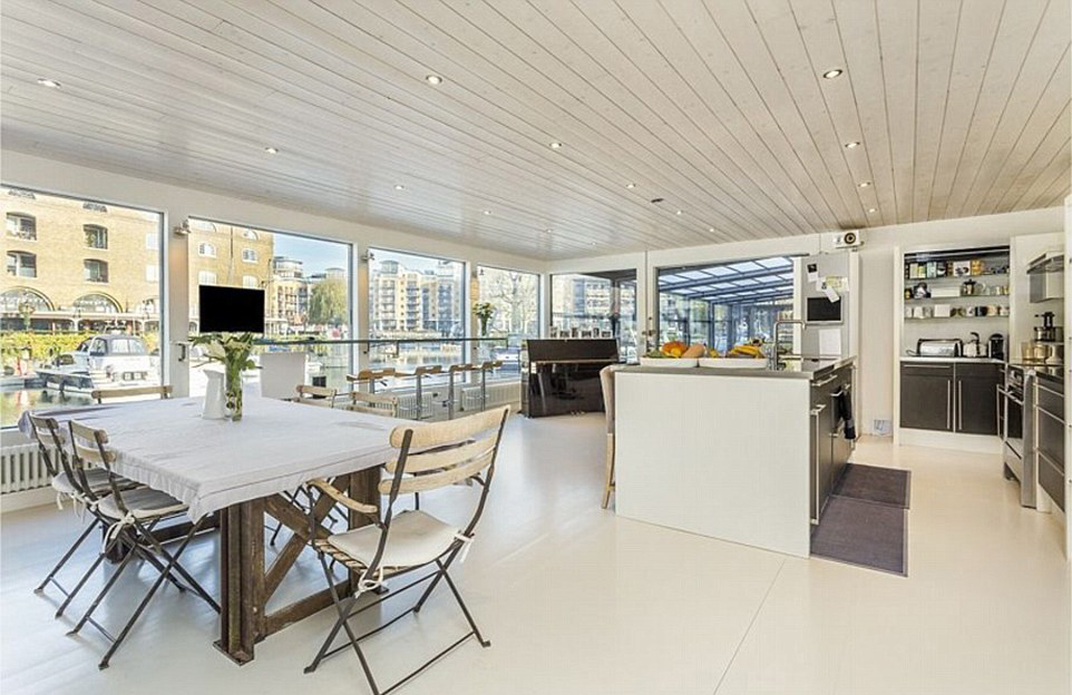 matrix-island-lakohajo-london-st-katherine-dock-hajozashu-etkezo