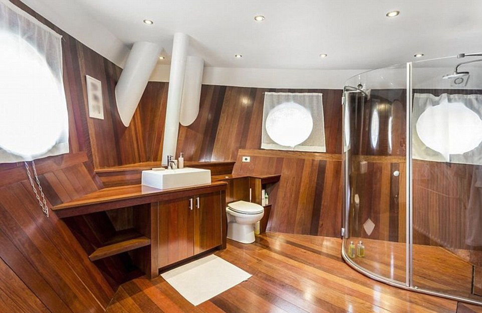 matrix-island-lakohajo-london-st-katherine-dock-hajozashu-furdoszoba