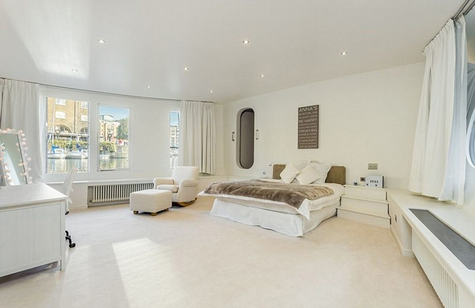 matrix-island-lakohajo-london-st-katherine-dock-hajozashu-haloszoba