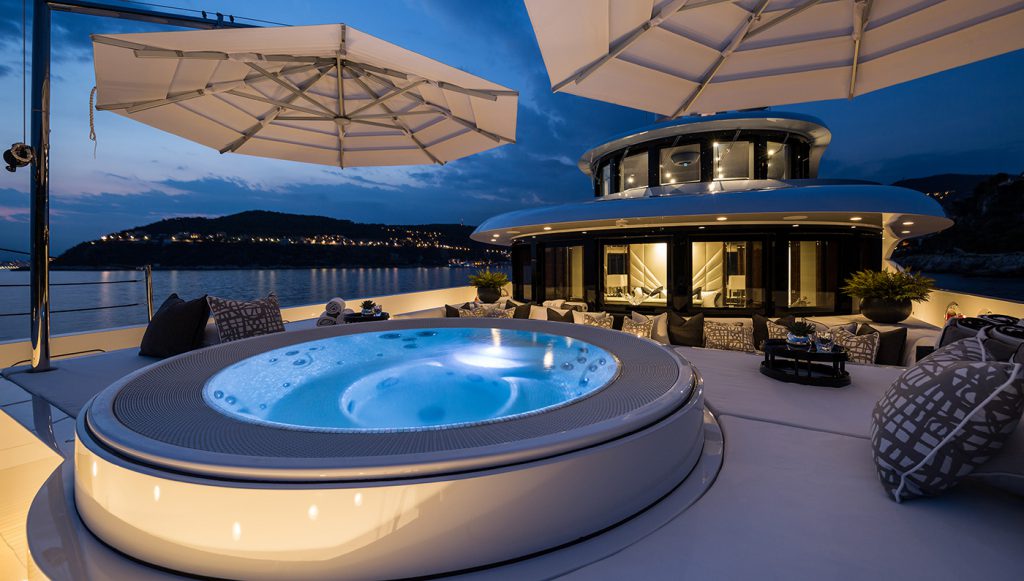 benetti-yacht-11.11-forward-deck-jet-pool-and-sunbathing-hajozashu