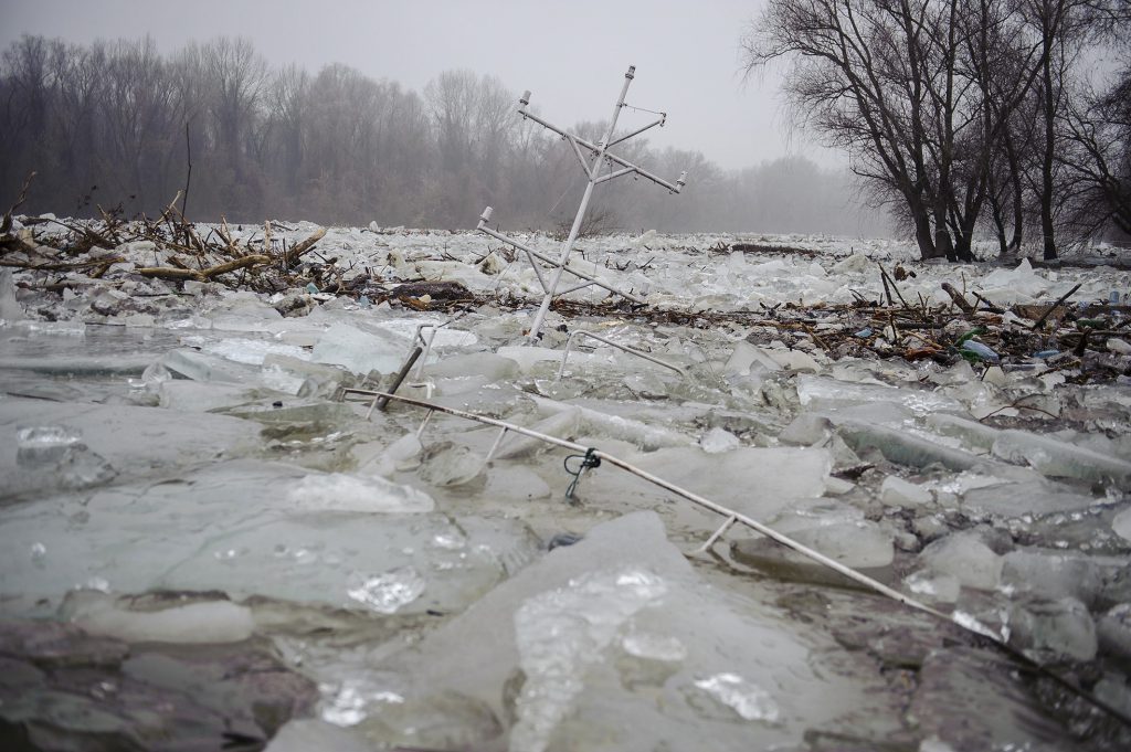 Tiszafüred, 2017. február 15. A jégzajlásban elsüllyedt hajó árbóca a Tiszafüredhez tartozó Tiszaörvénynél, a Kormorán-kikötőnél 2017. február 15-én. A jégtorlasz lassan halad lefelé a folyón, harmadfokú árvízvédelmi készültség van a Tisza bal partján Tiszafüred és Tiszakeszi között, valamint a Tisza-tó menti védvonalakon. MTI Fotó: Czeglédi Zsolt