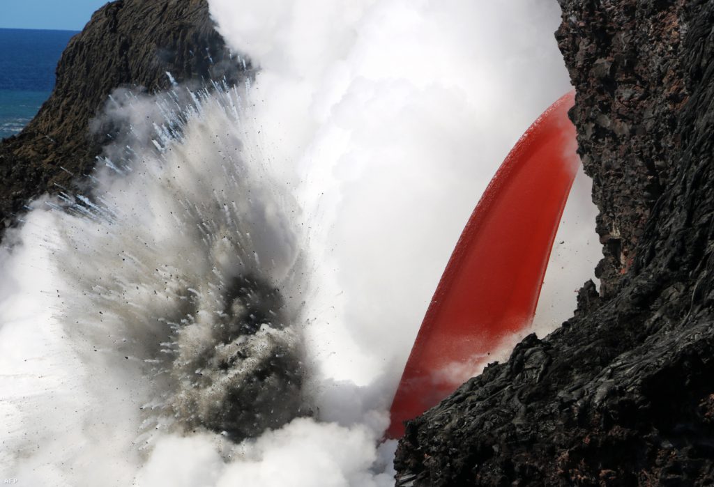 kilauea-vulkan-lava-hawaii-tenger-ocean-hajo-turista-latvanyossag-hajozashu