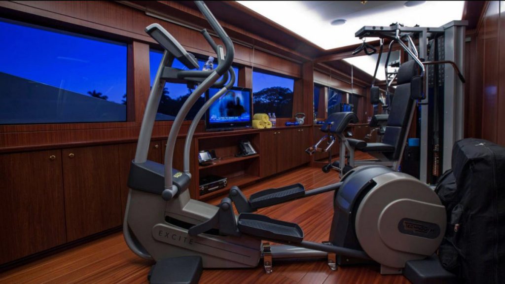the-yacht-also-comes-with-a-fully-outfitted-gym-hajozashu