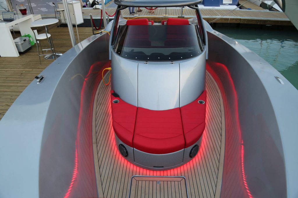 sv-alpha5-yachts-miami-boat-show-2017-motorcsonak-corvette-hajozashu