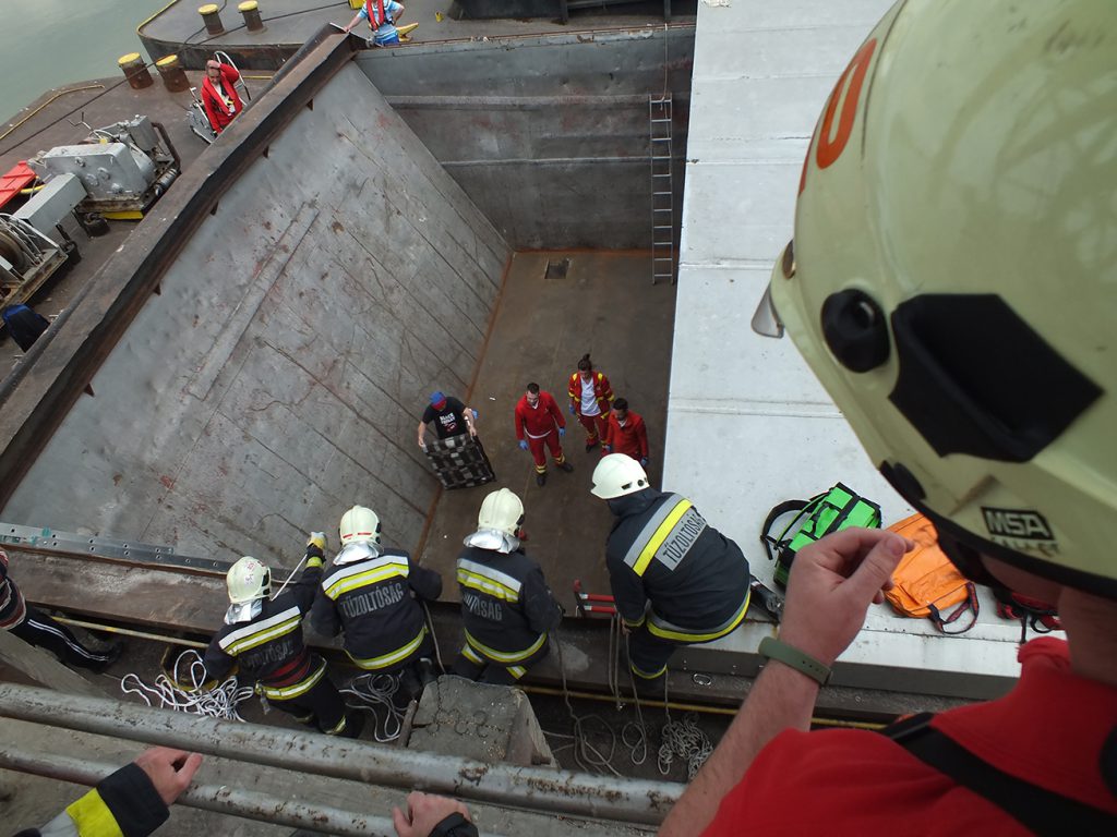 uszalyba-esett-ferfi-hajobaleset-duna-mentes-tuzoltok-hajozashu-okf
