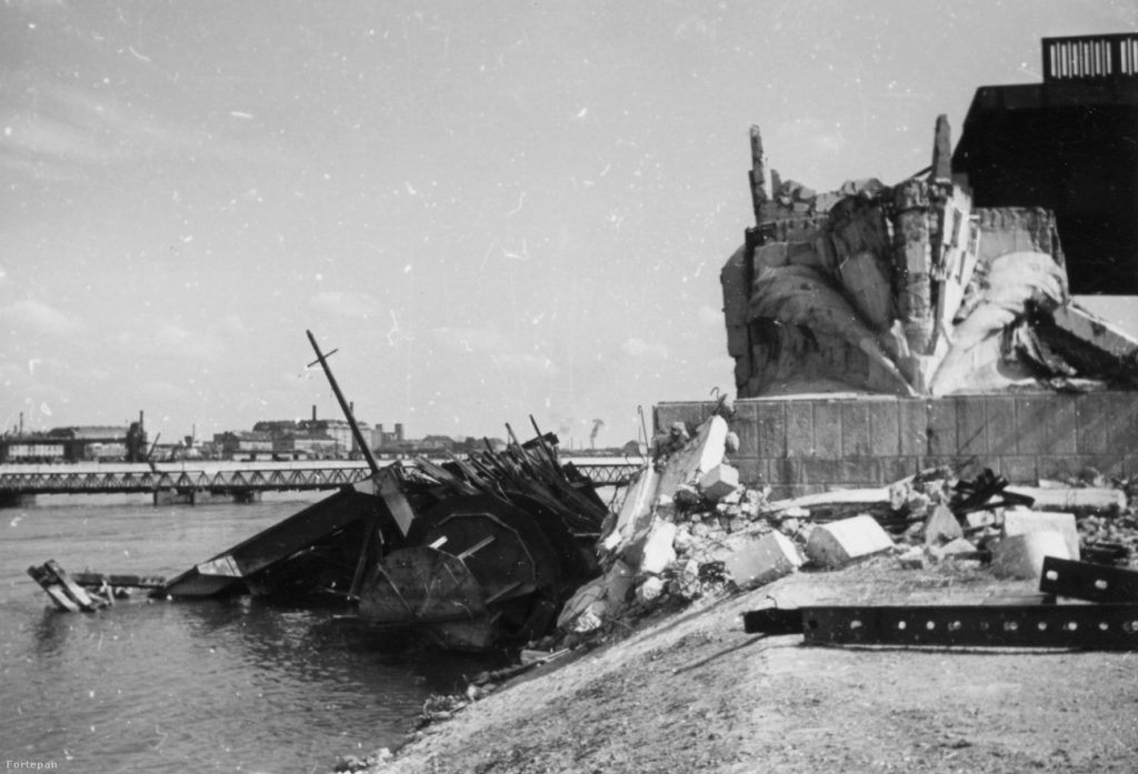 Haditengerészeti Hősi Emlékmű maradványai a Petőfi (Horthy Miklós) híd budai hídfőjénél 1945-ben Fotó: Dr Kramer István / FORTEPAN