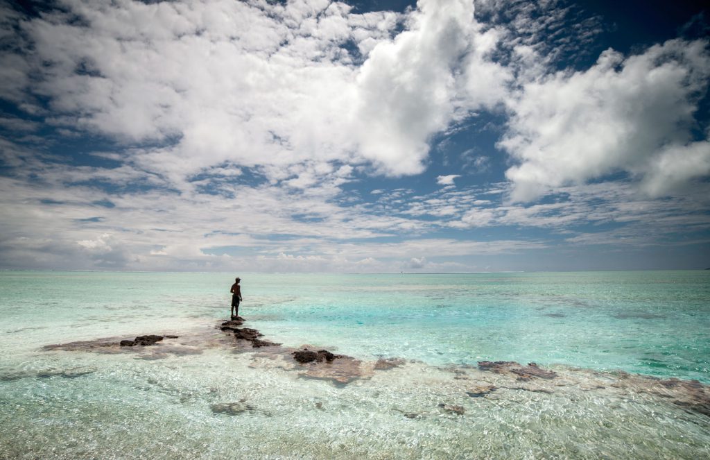 Egy ember áll a Toau atoll közelében 2015. október 14-én.Fotó: Gregory Boissy/AFP