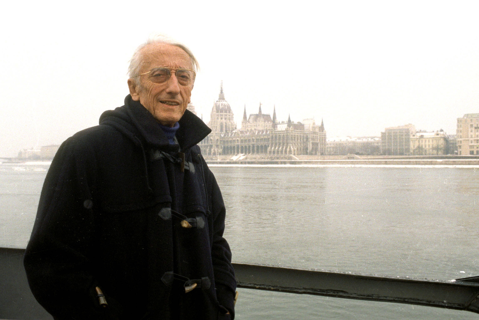 Dunai expedícióra indul Jacques Cousteau, a világszerte ismert kutató 1991. február 14-én Budapestről.  (MTI Fotó)