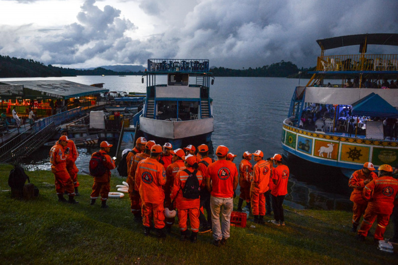 Mentőket és búvárokat vezényeltek a helyszínre, miután elsüllyedt egy turistákat szállító hajó Kolumbiában Fotó: Joaquin Sarmiento / AFP