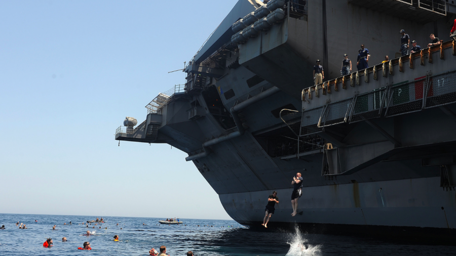 Anyahajóról fürdőznek az amerikai tengerészek