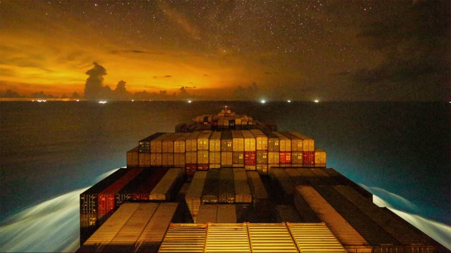Éjszakai timelapse a Maersk teherhajóján