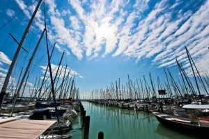 marina-port-balatonkenese-kikoto-vitorlas-hajozashu