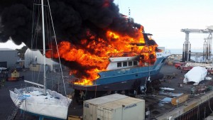 polar-bear-yacht-fire-hajotuz-hajozashu