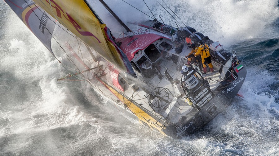 Így borultak a keddi viharban a Volvo Ocean Race hajói