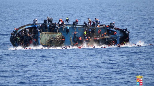 550 menekültet mentettek, a süllyedő hajóról