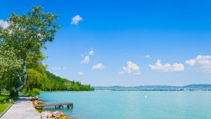 balaton-strandok-listaja-kek-hullam-zaszlo-hajozashu