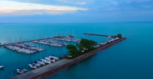 balaton-dron-video-csodalatos-balaton-vitorlazas-sailing-kikoto-hajozashu