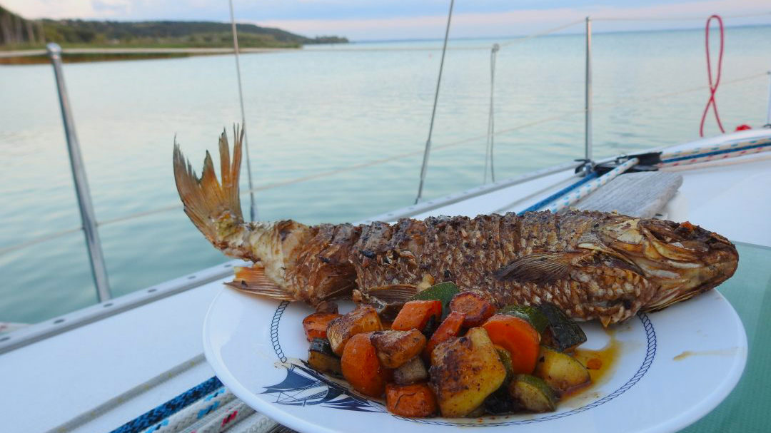 fozunk-hajon-vitorlazas-balaton-fozes-gasztronomia-keszeg-liszkay-angyalosy-katahajozashu
