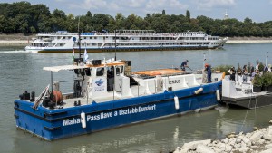 mahart-passnave-cruise-hulladekgyujto-hajo-budapest-duna-hajozashu