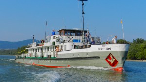 sopron-zuhatagi-tigris-vontatohajo-duna-hajovontatas-teherhajo-budapest-hajozashu