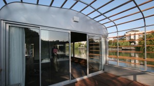 la-maison-flottante-uszo-lakas-boat-house-hajozashu