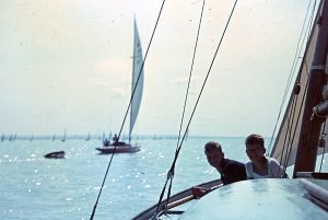 balaton-60as-70-es-evekben-trabant-nemet-turista-szot-udulo-vitorlazas-strandolas-nyaralas-hajozashu