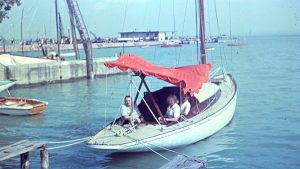 balaton-60as-70-es-evekben-trabant-nemet-turista-szot-udulo-vitorlazas-strandolas-nyaralas-hajozashu-50-es-cirkalo-balatonfuredi-yacht-club