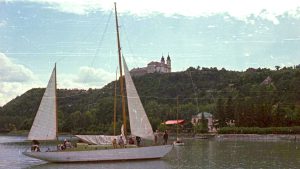 balaton-60as-70-es-evekben-trabant-nemet-turista-szot-udulo-vitorlazas-strandolas-nyaralas-hajozashu-tihany