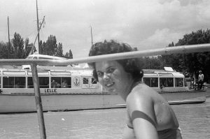 balaton-60as-70-es-evekben-trabant-nemet-turista-szot-udulo-vitorlazas-strandolas-nyaralas-hajozashu