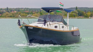 elektromos-yacht-motorcsonak-balaton-kikoto-hajozashu