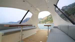 jetcapsule-interior-miniyacht-legkisebb-jacht-motorcsonak-hajozashu