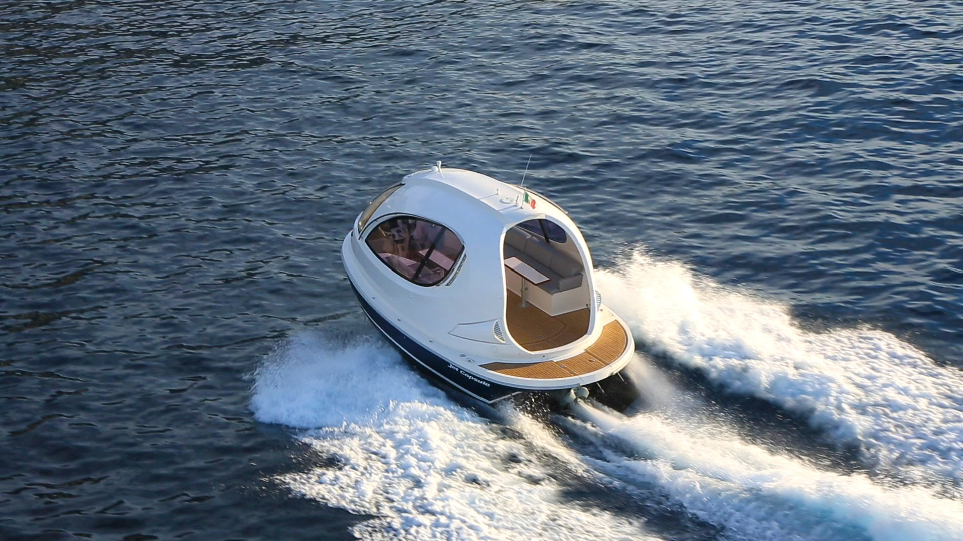 jetcapsule-race-miniyacht-legkisebb-jacht-motorcsonak-hajozashu