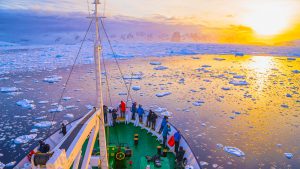 antarktisz-klimavaltozas-kutatok-hajonaplo-meteorologia-jeghegyek-hajozashu