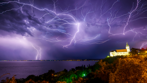 balatoni-viharjelzes-viharjelzo-szolgalat-ferto-to-velencei-to-omsz-vitorlazas-hajozashu-storm