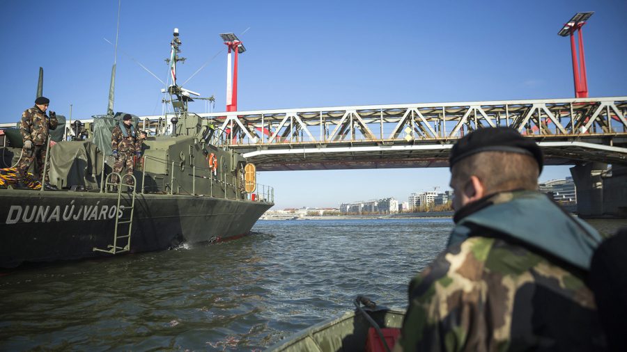 Aknamentesítő hajó a Rákóczi hídnál