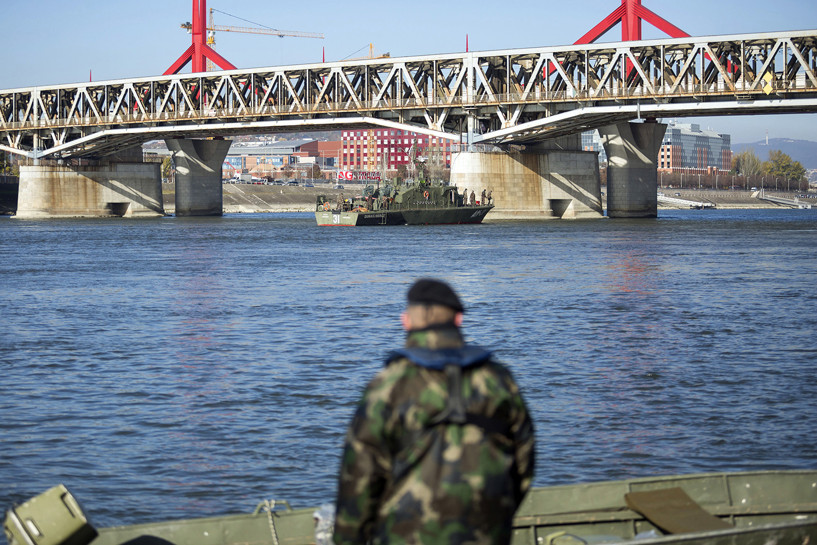 dunaujvaros-aknamentesito-hajo-rakoczi-hid-budapest-bomba-hajozashu-tuzszeresz