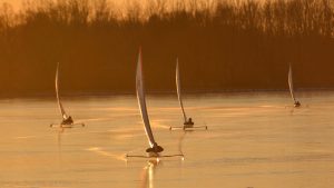 jegvitorlas-jegvitorlazas-tiszta-to-abadszalok-icesailing-vitorlazas-hajozashu