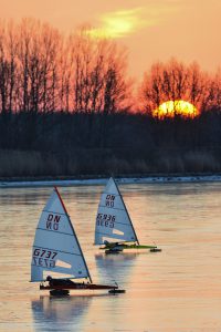 jegvitorlas-jegvitorlazas-tiszta-to-abadszalok-icesailing-vitorlazas-hajozashu-naplemente