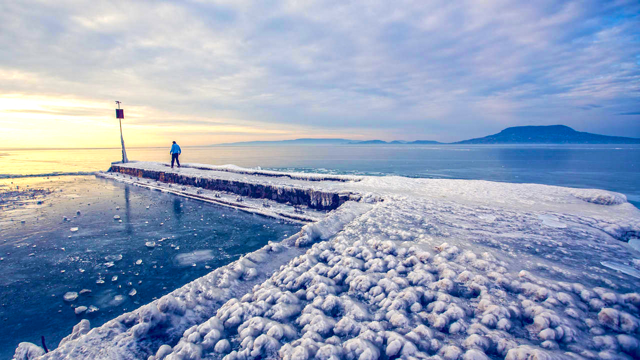 befagyott-balaton-jeg-tel-hideg-idojaras-meteorologia-winter-badacsony-naplemente-hajozashu