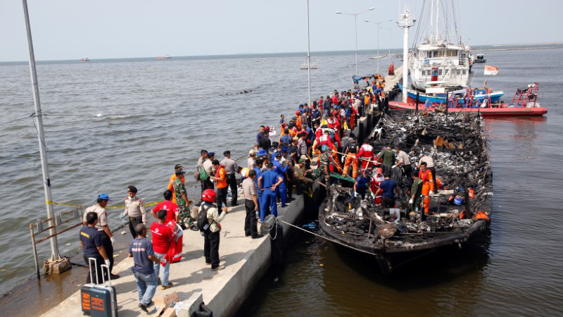 Leégett egy túristahajó Indonéziában, 23 halott