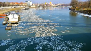 jeg-tel-szeged-tisza-befagyott-jegtores-jegtorohajo-hajozashu
